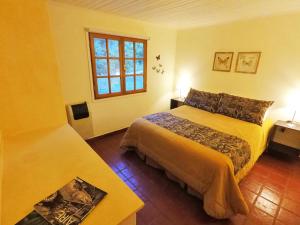 Un dormitorio con una cama grande y una ventana. en Camino de los Pioneros, en El Bolsón