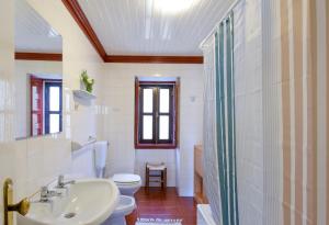 ein Badezimmer mit Waschbecken und Toilette in der Unterkunft Casa Cerro da Correia in Manteigas + 58 Fotos