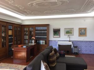 a living room with a couch and a desk at Cascais Jasmim Doce in Cascais