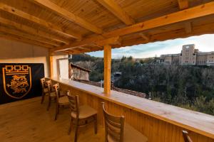 einen Balkon mit Stühlen und eine Bar mit Aussicht in der Unterkunft The Lion's Residence in Weliko Tarnowo