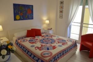una camera con un letto con una coperta a motivi geometrici di Terrazza sul Mare a Giardini Naxos