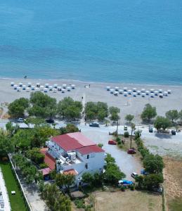 una vista aérea de una playa con sombrillas en Paligremnos Studios, en Plakias