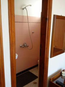 Koupelna v ubytování Kythereia Hotel + 5 fotografií