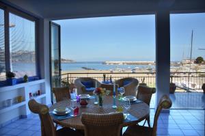 ジャルディーニ・ナクソスにあるテラッツァ スル マーレのダイニングルーム(テーブル付)が備わり、海の景色を望めます。
