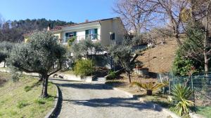 una casa al lado de una colina con árboles en Ospitalità in Campagna, en Quiliano