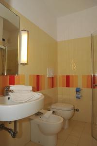 Bathroom sa Cala Saracena Resort