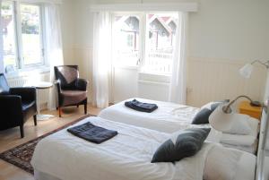 Un pat sau paturi într-o cameră la Nösund Havshotell