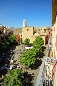 un gruppo di persone che si sdraiano in un cortile di Apartamentos San Andrés a Siviglia