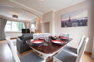 Westfield House في هينكلي: غرفة طعام مع طاولة وأريكة