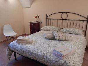 een slaapkamer met een bed met handdoeken erop bij B&B Noce Spagnola in Rocchetta a Volturno