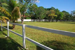 Taman di luar La Finca