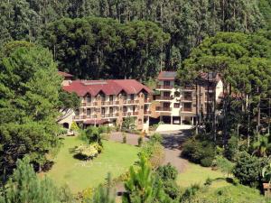 una vista aérea de un hotel rodeado de árboles en Hotel San Ghermann, en Arroio Trinta