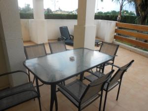 デニアにあるPlaya Sol II Apartmentのパティオ(黒いテーブルと椅子付)
