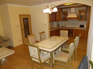 eine Küche und ein Esszimmer mit Tisch und Stühlen in der Unterkunft Luxury Versailles Apartments Center Opera in Burgas City
