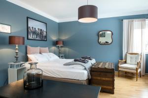 1 dormitorio con paredes azules y 1 cama con mesa en Freyja Guesthouse & Suites, en Reikiavik 72 fotos más