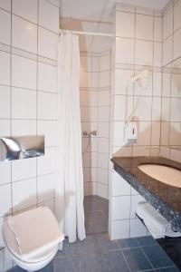Koupelna v ubytování Go Hotel Saga