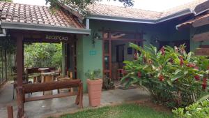 uma casa com um banco à frente em Eco Pousada Villa Verde em Bonito