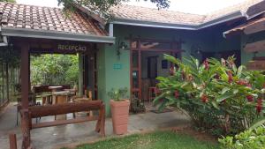 une maison avec un banc devant elle dans l'établissement Eco Pousada Villa Verde, à Bonito