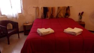 TriscinaにあるOltremareのベッドルーム1室(赤いベッド1台、タオル2枚付)
