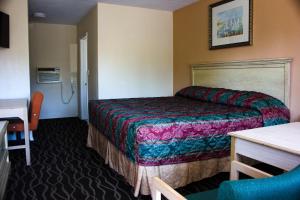 En eller flere senge i et værelse på Budget Inn of Daytona Beach