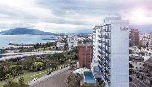 Blick auf eine Stadt mit einem hohen Gebäude in der Unterkunft Kadda Hotel in Hualien