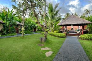 Κήπος έξω από το Temuku Ubud Villas