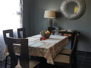 卡萨内The Residence Villa Chobe的餐桌,配有一碗水果和镜子