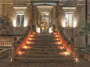 una rampa di scale con luci di fronte a un edificio di Hotel Villa del Bosco a Catania