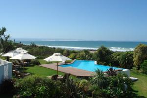 ein Resort mit Pool und Meer in der Unterkunft Diaz 15 House on the Bay in Jeffreys Bay