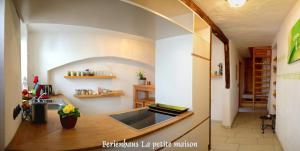 Kuchyň nebo kuchyňský kout v ubytování Lehmgefühl, Design Vier, La Petite Maison