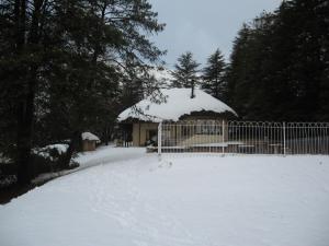einen schneebedeckten Pavillon mit einem Zaun in der Unterkunft Lairds Lodge in Underberg