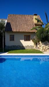 una casa y una piscina frente a una casa en Casas El Suspiro, en Zahora