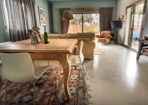 Телевизор и/или развлекательный центр в Ca n'Alorda Holiday Home Cala Llombards piscina, wifi, seguridad y relax
