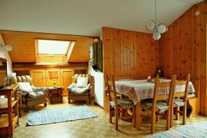 ein Esszimmer mit einem Tisch und Stühlen in der Unterkunft Chalet dell'Ermellino in Bormio