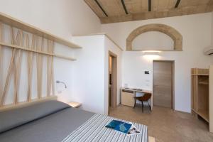 CasamassellaにあるLa Filanda Salentoのベッドルーム1室(ベッド1台、デスク付)