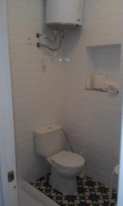 ベヘール・デ・ラ・フロンテーラにあるApartamentos Patio de la Juderiaの白黒のタイルフロアのバスルーム(白いトイレ付)