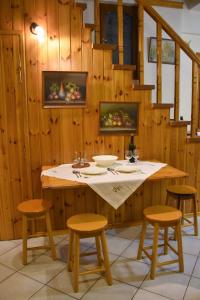 ポルタリアにあるAnna's Villa Portariaのダイニングルーム(テーブル、椅子4脚付)