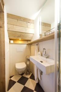 een badkamer met een wastafel en een toilet bij Sautille2 in Zandvoort