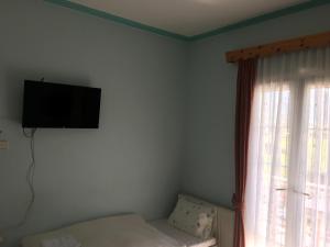 A television and/or entertainment centre at Villa Elena