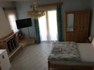 A television and/or entertainment centre at Villa Elena