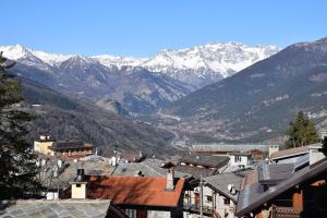 Ein allgemeiner Bergblick oder ein Berglick von des Hotels aus