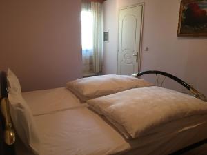 A bed or beds in a room at Villa Elena