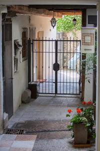 una entrada a una casa con una puerta y flores en Ulivo Suites - apartments, en Bolzano