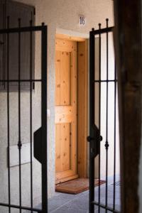 una puerta de madera en una habitación con una puerta en Ulivo Suites - apartments, en Bolzano