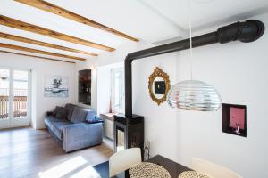 sala de estar con sofá y chimenea en Ulivo Suites - apartments, en Bolzano