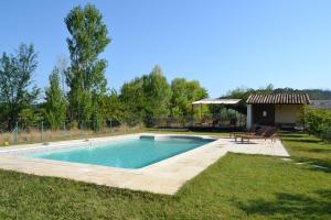 a swimming pool in the middle of a yard at Mas la Cigaliere in Venasque