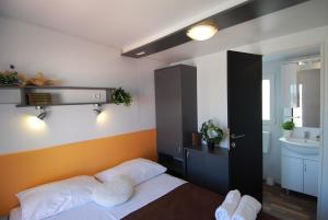 
A bed or beds in a room at Superior Mobile Homes in Camping Kastanija
