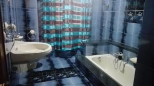bagno con lavandino e vasca di Appartamento Vacanza Luna a Partinico