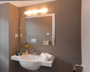 Koupelna v ubytování Hotel Stifter + 18 fotografií