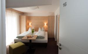 Un pat sau paturi într-o cameră la Hotel Stifter